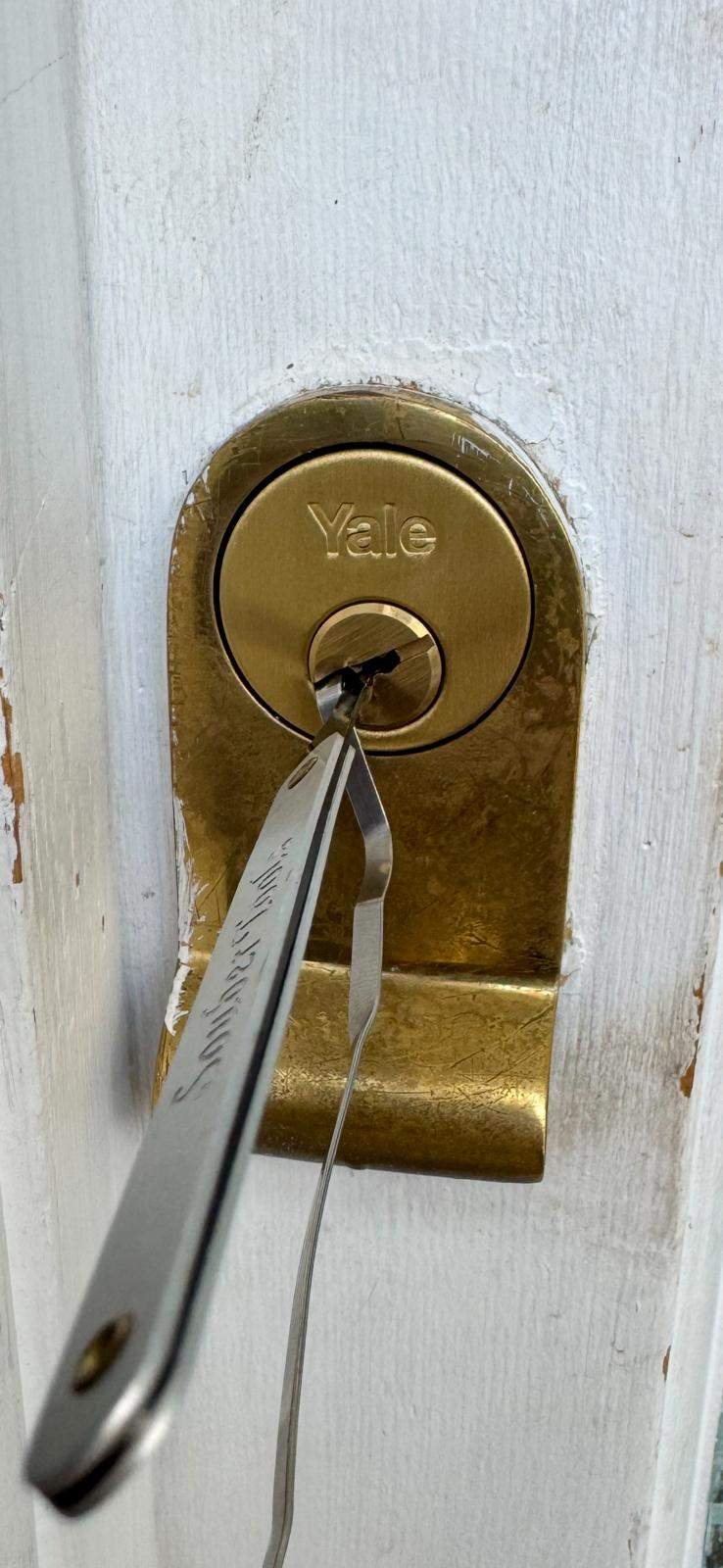 Non-destructive door opening carried out by a locksmith in Erith